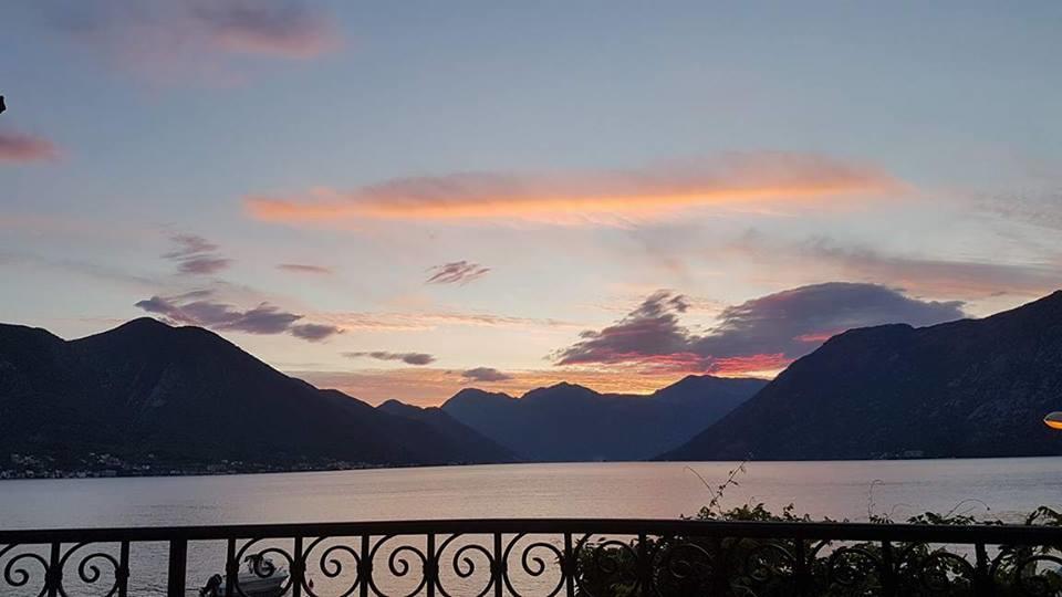 Maniva Penthouse By The Sea Apartment Kotor Exterior foto